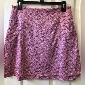 Peter Millar NWOT pink multi Golf skort size M excellent condition. 2 pockets.